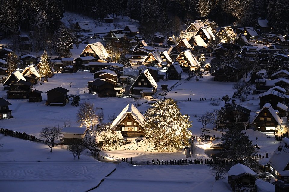 岐阜・白川郷ライトアップ始まる 雪化粧の世界遺産、幻想的 | 岐阜新聞