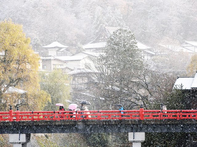高山市の中心地で本格的な雪 赤い中橋もかすむ | 岐阜新聞デジタル