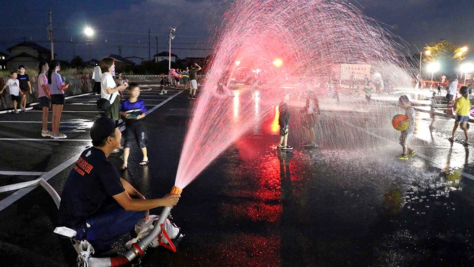 夏の夜、消防団と水遊び 岐阜・池田町、資機材活用でウオーターカーテンなど満喫のサムネイル