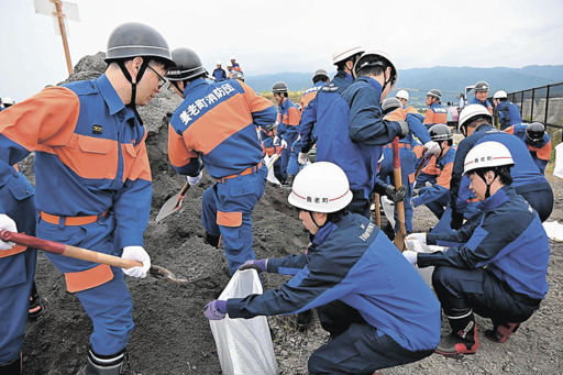 洪水時の堤防決壊防げ 養老町と消防団、水防訓練のサムネイル