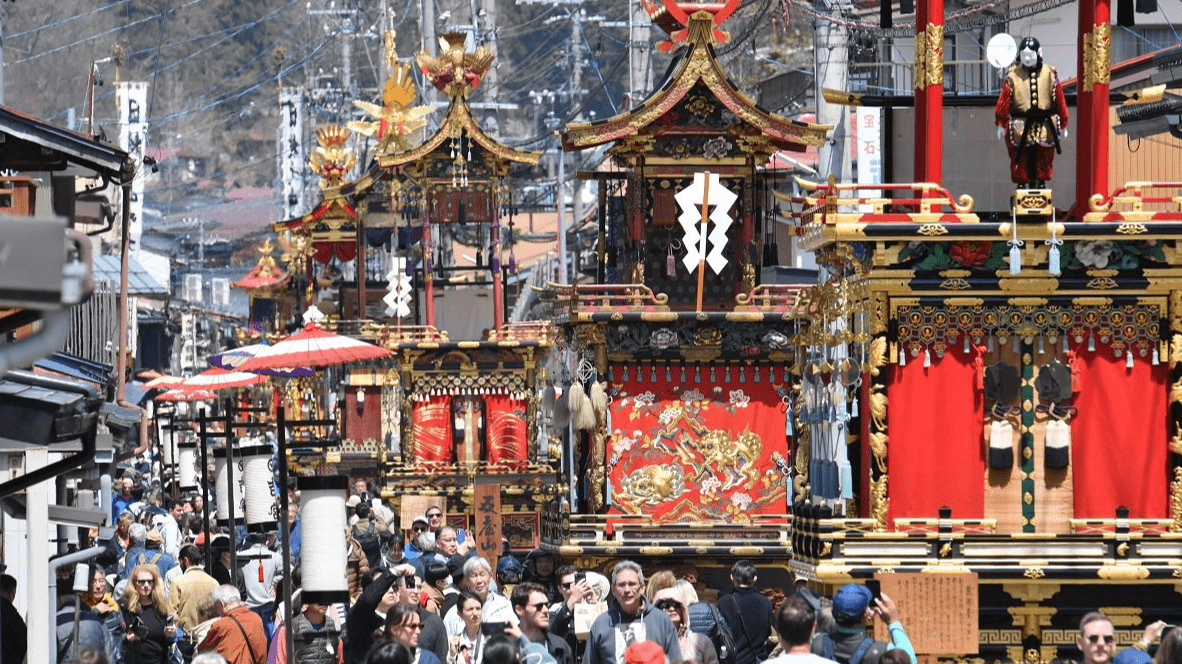 春の高山祭、屋台の曳きそろえ場所変更