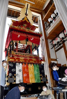 秋の高山祭、屋台飾り付け ３年ぶり曳きそろえ、法被やちょうちん準備 | 岐阜新聞デジタル