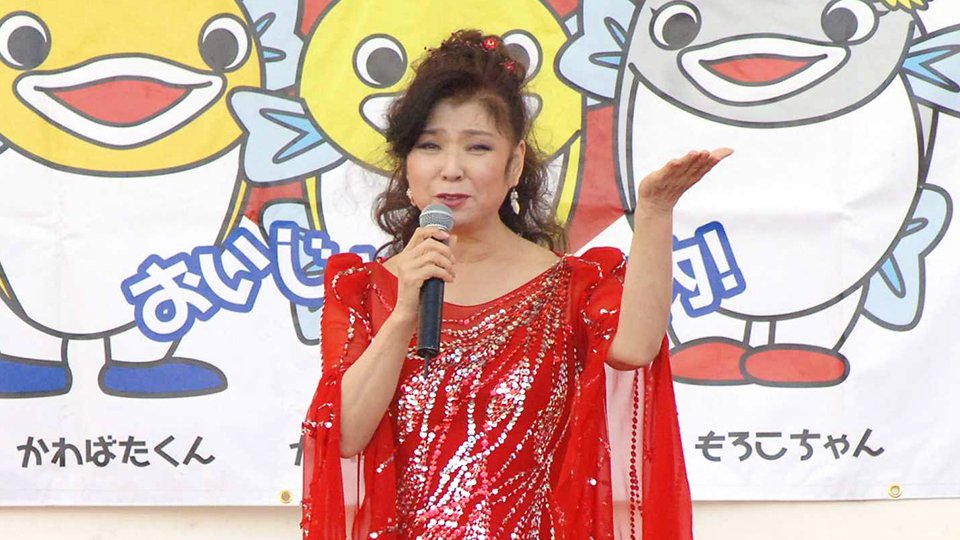 八代亜紀さん、慈善色紙展に自身の書など出品 岐阜県内各地でステージ