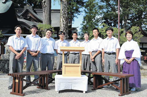 手作りさい銭箱寄贈 高山工高生、ベンチも 飛騨天満宮 | 岐阜新聞デジタル