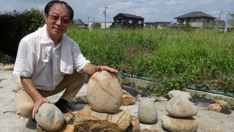 謎の石」大量発掘、人工的な切り込み跡 岐阜市の川岸、地元僧侶「武士の弔い用」推測 | 岐阜新聞Web