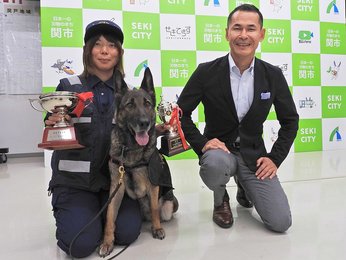シェパード グナ 普段は甘えん坊 でも本番に強い 日本嘱託警察犬大会 足跡追及の部で優勝 岐阜新聞web