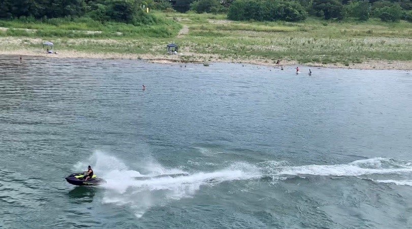 鵜飼の長良川で水上バイク走る「車なら危険運転」住民から疑問 罰金の