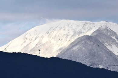一気に冬モード、岐阜市で12月上旬の寒さに 伊吹山は初冠雪 | 岐阜 