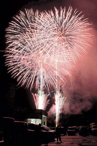 秋の宵きらめく大輪 中津川市で花火大会 岐阜新聞web