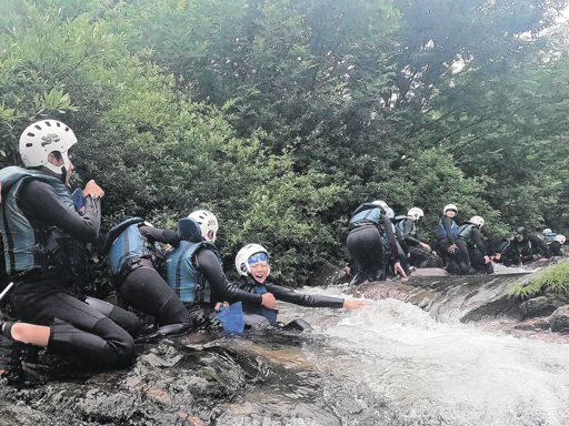 沢登りで育む友情と協力