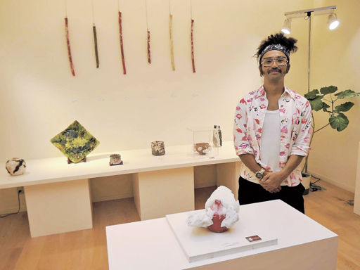 釉薬原料の塊大胆な志野に 陶芸家鈴木さん多治見市で個展 | 岐阜新聞