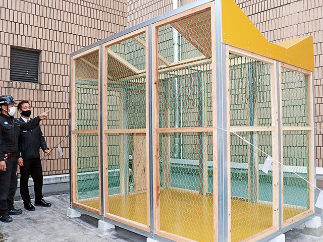 カラス大量飛来 屋上に捕獲わな設置 ふんや襲撃被害も 岐阜市が対策本腰 岐阜新聞web