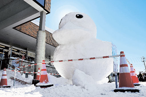 デカかわいい ひるがもちゃん 雪像お出迎え 郡上たかす雪まつり 岐阜新聞web