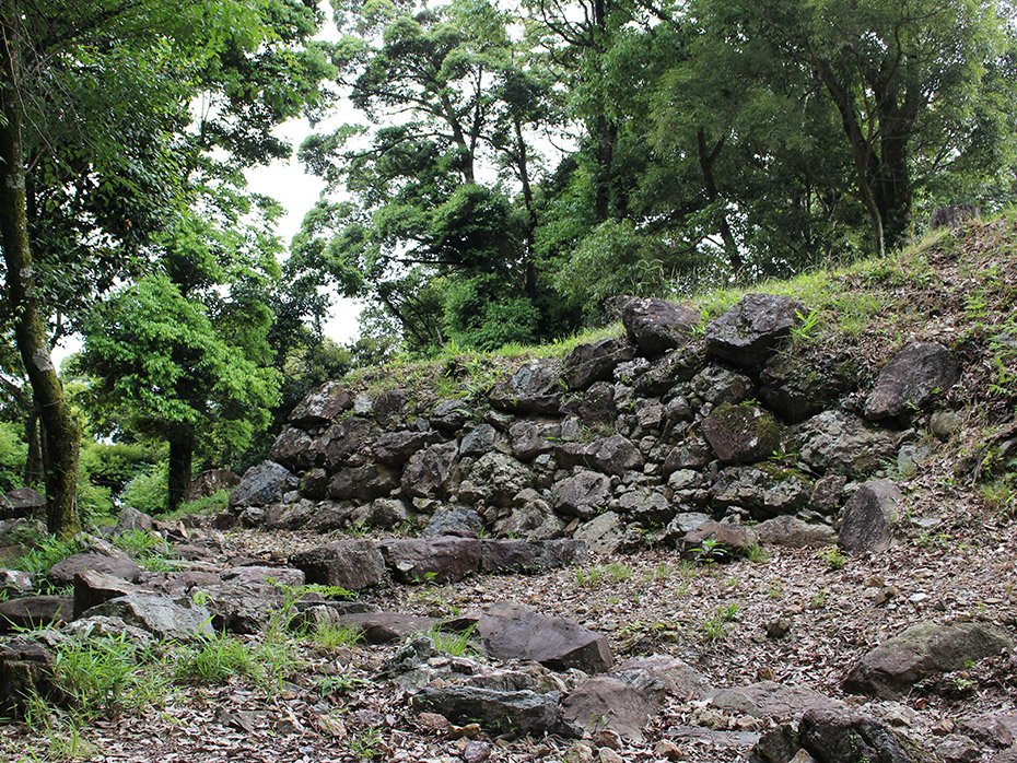 本丸跡の土台に残る石垣。「織豊系城郭」の面影を今に伝える＝可児市兼山、美濃金山城跡