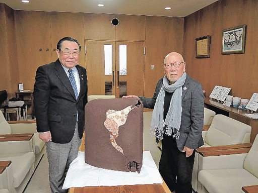 日展入選オブジェ寄贈 陶芸家 加藤保幸さん、瑞浪市に | 岐阜新聞デジタル