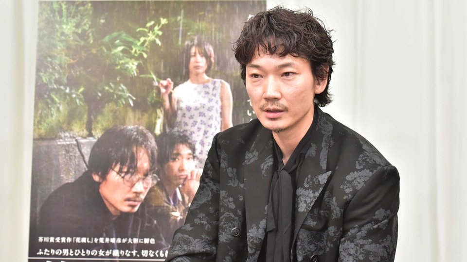 綾野剛さん「レクイエムを体現」主演映画「花腐し」 本紙インタビュー