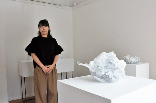 素材混ざり合った立体作品並ぶ ガラス作家・青木さんが岐阜市で個展