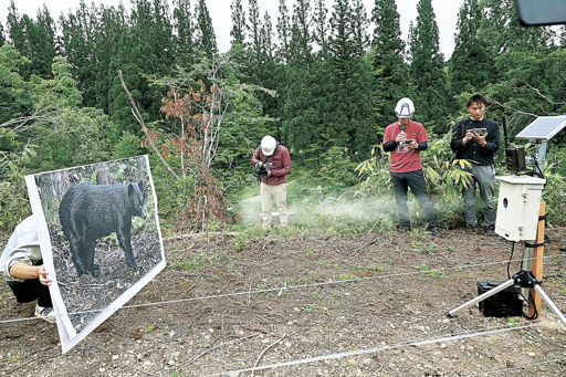 クマ撃退先端技術活用 AIで姿を識別、スプレー噴射 市町村職員 飛騨