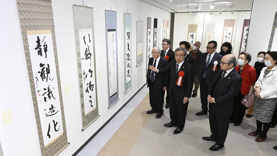 軸装が彩る伝統美、岐阜県書作展が開幕 書と表装が織りなす美の 軸装が彩る伝統美、岐阜県書作展が開幕 書と表装が織りなす美の