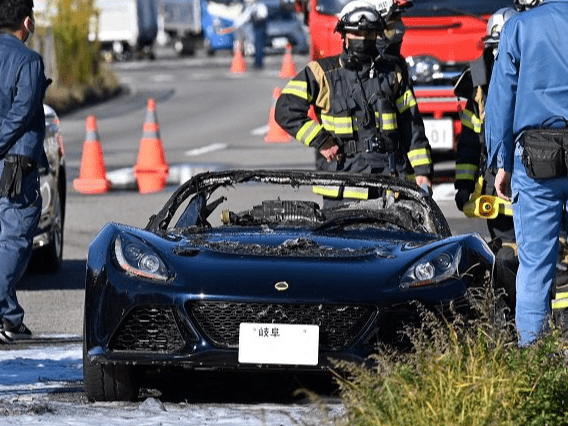 高級スポーツカーが国道２１号走行中に炎上 リアから出火した と通報 けが人なし 岐阜 各務原 岐阜新聞web