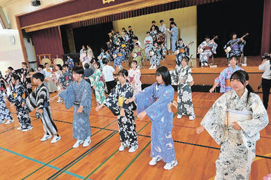 郡上おどり」あす開幕 八幡中生、浴衣で盛り上げ 着付け体験、お囃子に