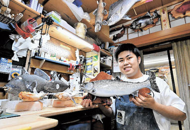 魚の剥製 リアルさ、目利きにどう映る？ 魚の剥製市場で展示 新作サクラマスや珍