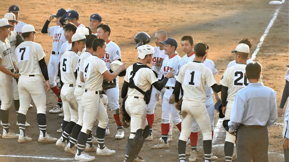 報徳学園野球部を招き熱戦 岐阜工業高の創立100周年事業 長良川球場