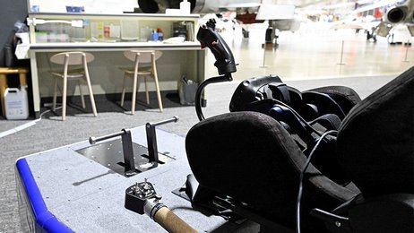 プロ用VRでヘリ操縦、川崎重工が空宙博に装置提供 BK117