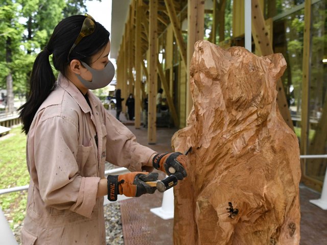 木彫りに命のぬくもり、動物の等身大作品制作 彫刻家の望月さん「動物