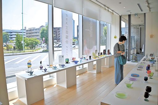 ガラス工芸、技法多彩 多治見市で日本協会展 皿やコップ350点