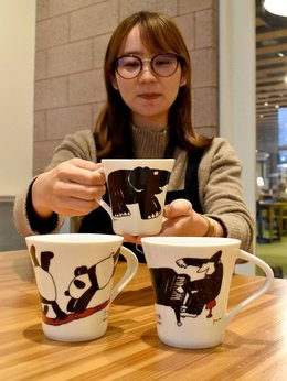 絵本作家・高畠純さんデザイン、図書館オリジナルマグカップ 全面に