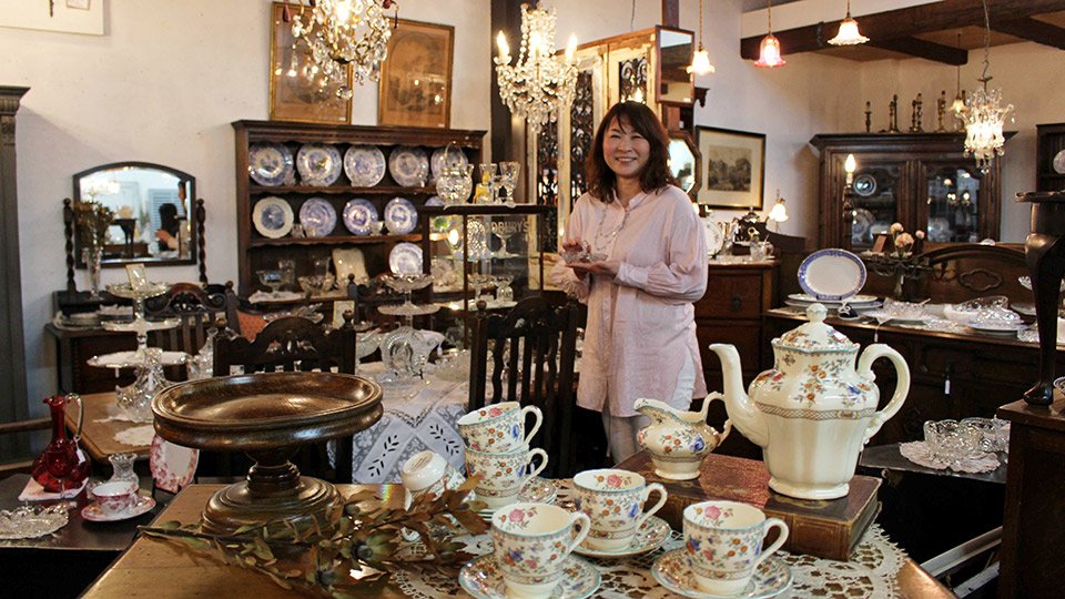 欧州アンティーク、ティータイム彩る小物や家具1万点 専門店でフェア