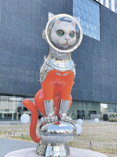 アートな生きもの 美術館見守る巨大な猫 ヤノベケンジ「SHIP'S