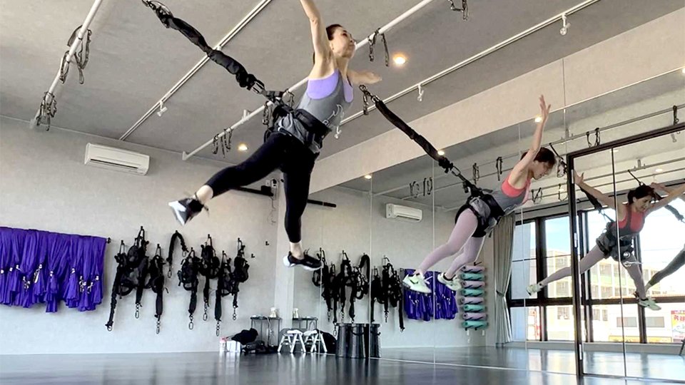 宙に浮くエクササイズ「バンジーコード」施設、岐阜県内初オープン