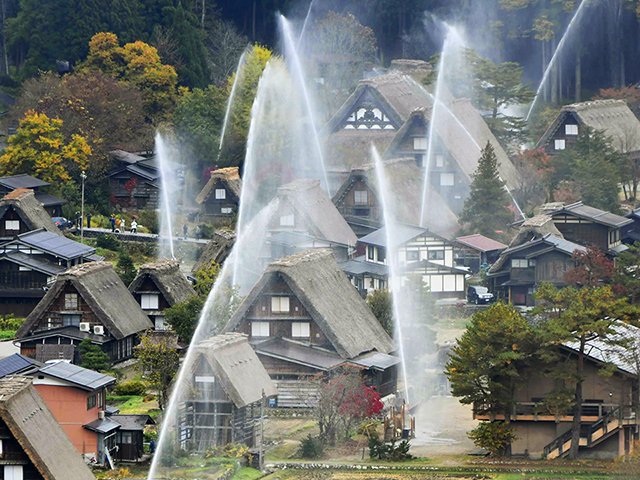 世界遺産・白川郷に水のアーチ 紅葉の集落、一斉放水訓練 | 岐阜新聞Web