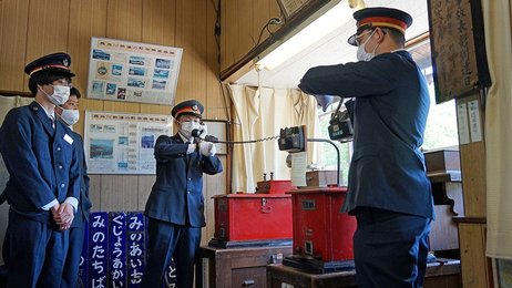 鉄道ファン感激、長鉄「おくみの」復刻記念で企画列車 タブレット閉塞機体験 | 岐阜新聞デジタル